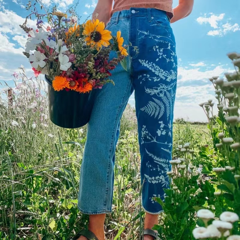 L\'artista e fotografo Kellieswanson stampano giacche, jeans e altri abbigliamento con una stampa blu blu scuro